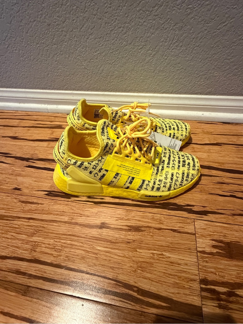Adidas NMD_R1 V2 Shoes Men’s Size 6.5 Yellow All Over Print Athletic Sneakers